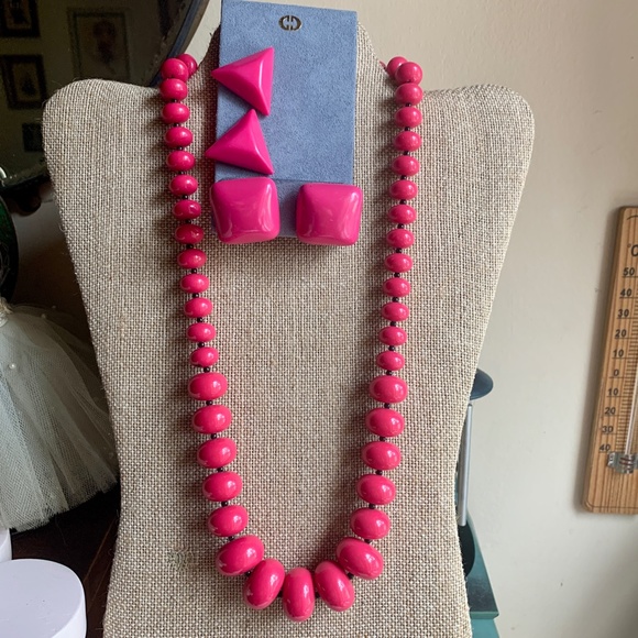 💕 70's Pink Bead Necklace, Pink Square Post & Pink Triangle Clip On Earrings💕 - Picture 4 of 10